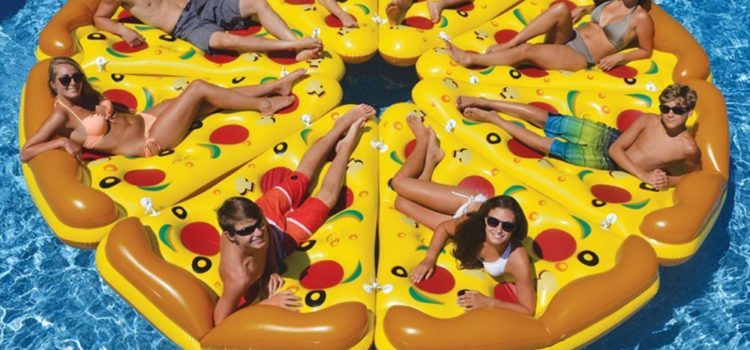 Die „Pizza Luftmatratze“ ist der Hingucker im Sommer! Pizza Luftmatratze für den Pool und Baggersee