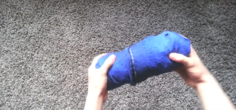 Video: Ganzes Outfit in ein Paar Socken verstauen Video: Outfit in ein Paar Socken verstauen